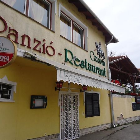 Czermann Panzió és Étterem Oroszlány Exterior foto