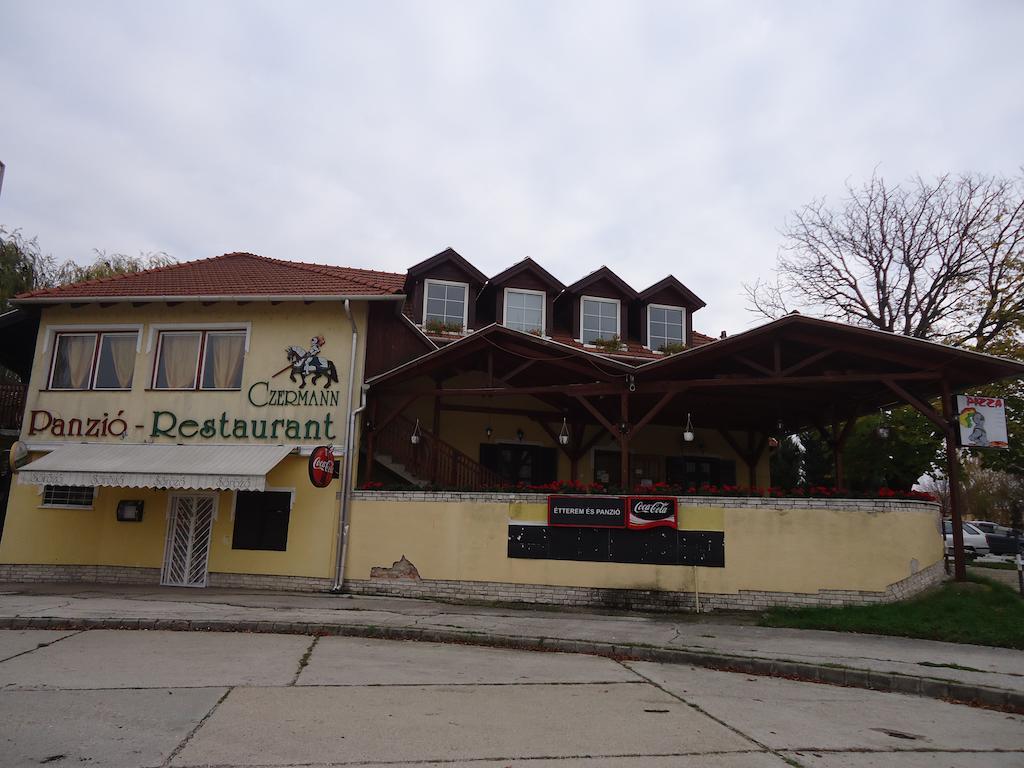 Czermann Panzió és Étterem Oroszlány Exterior foto