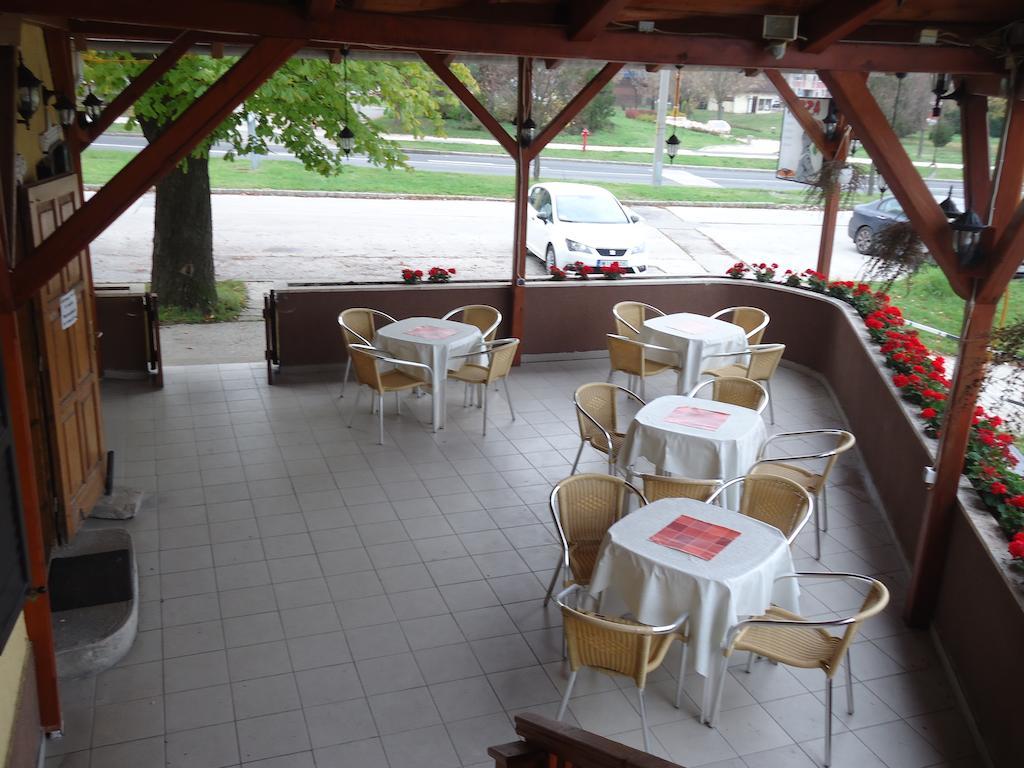 Czermann Panzió és Étterem Oroszlány Exterior foto