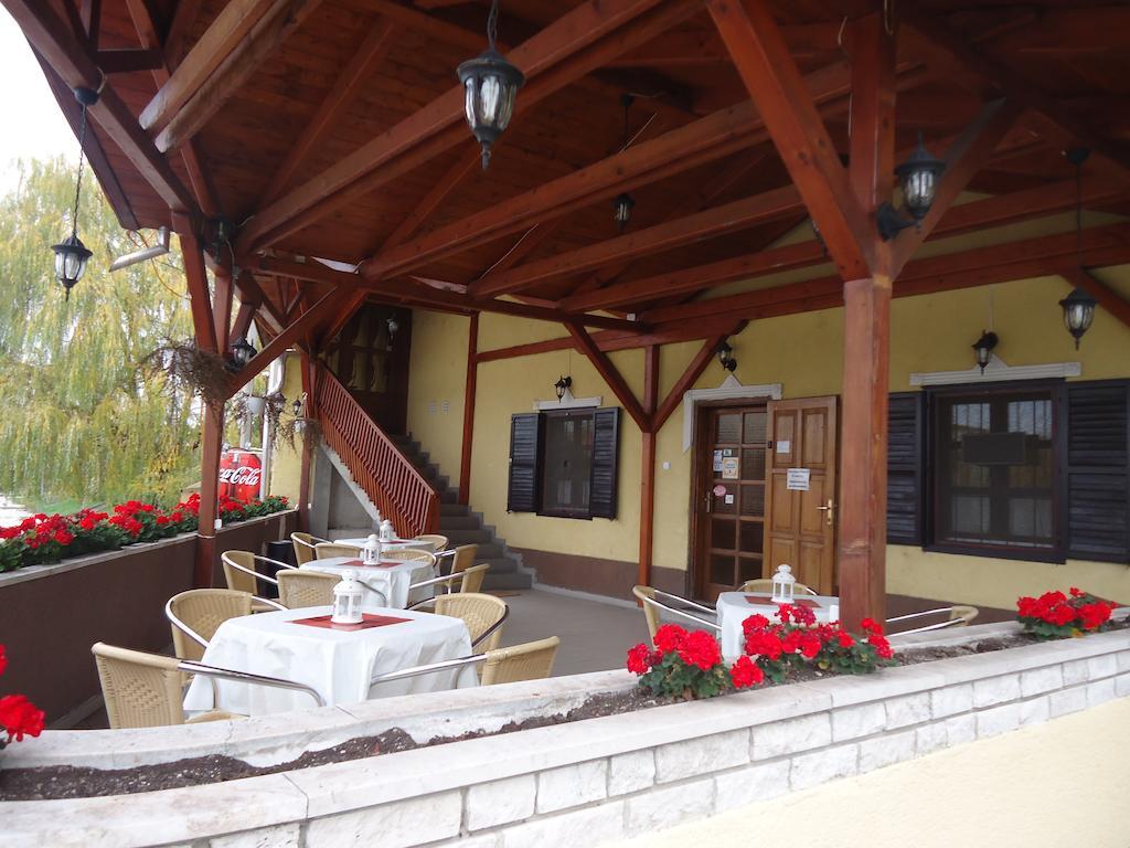 Czermann Panzió és Étterem Oroszlány Exterior foto