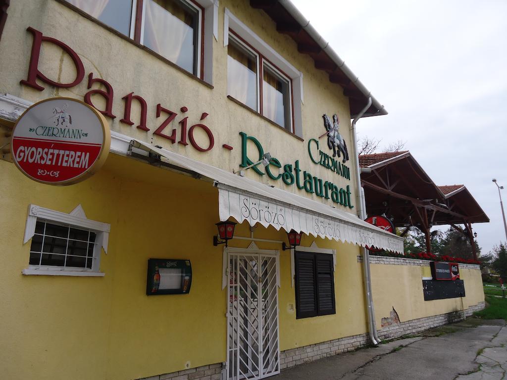 Czermann Panzió és Étterem Oroszlány Exterior foto