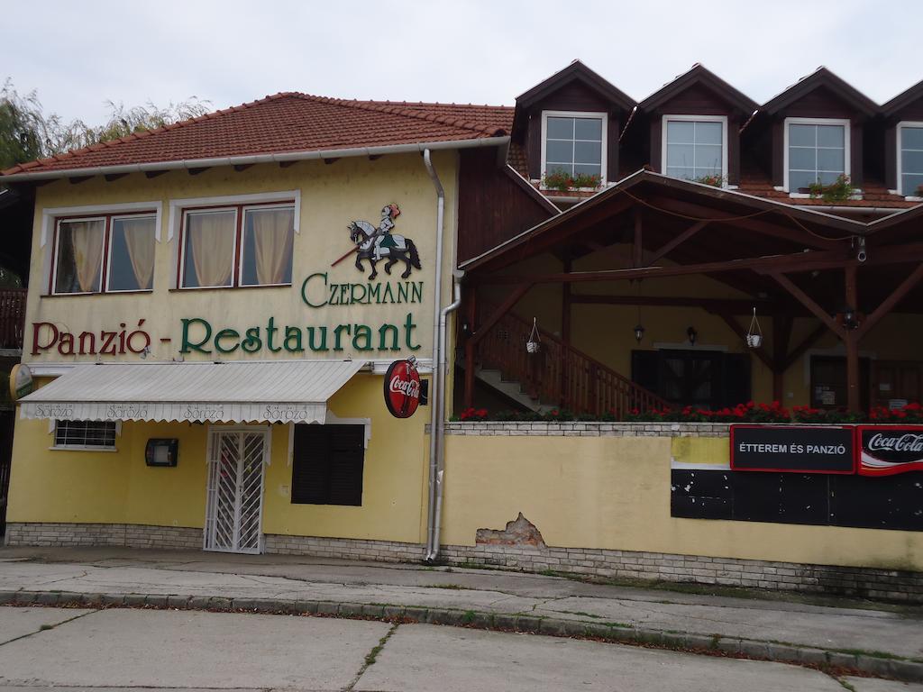 Czermann Panzió és Étterem Oroszlány Exterior foto