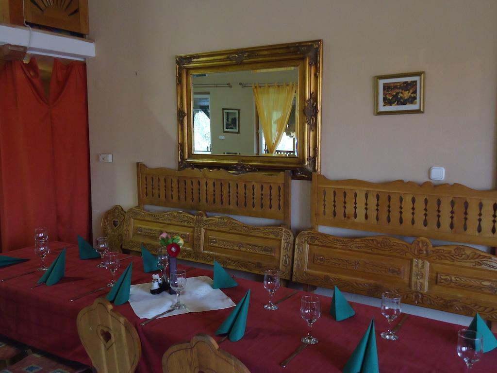 Czermann Panzió és Étterem Oroszlány Exterior foto